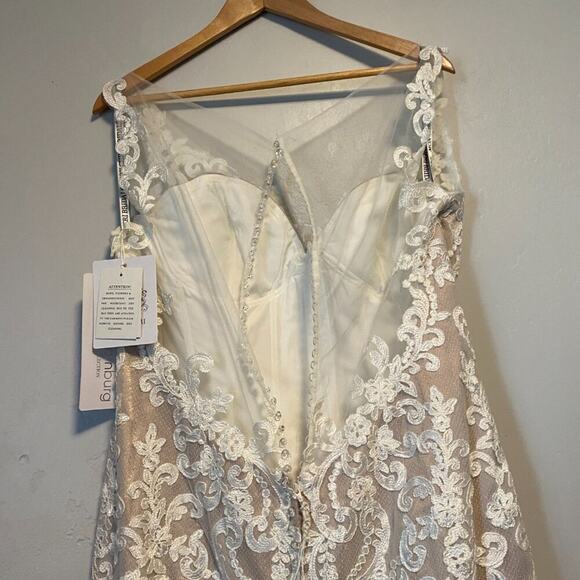 Elegant Lace Wedding Dress in Cream - Picture 8 of 12